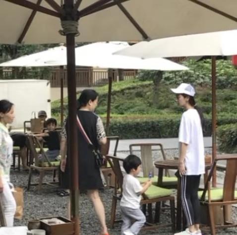 杨颖晒亲子照,3岁小海绵身高惊人长腿抢镜,与黄晓明越长越像!