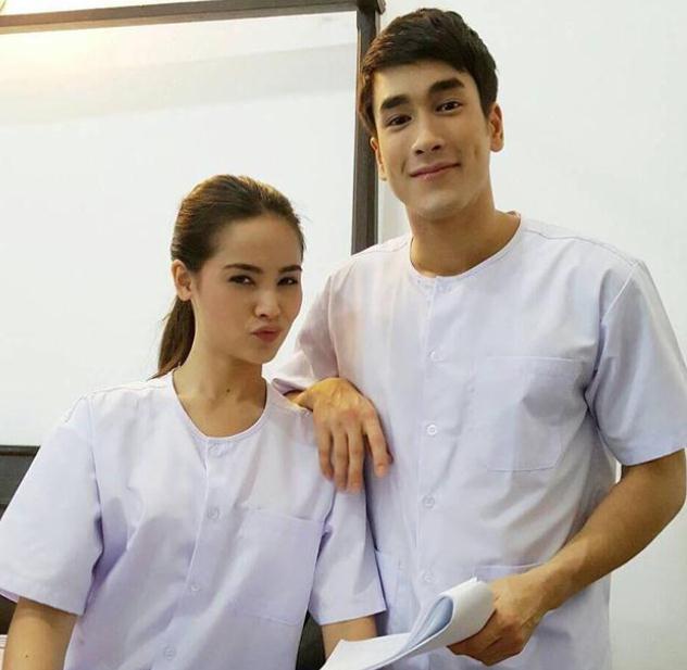 泰星nadech获得硕士学位,女星yaya为其庆祝!