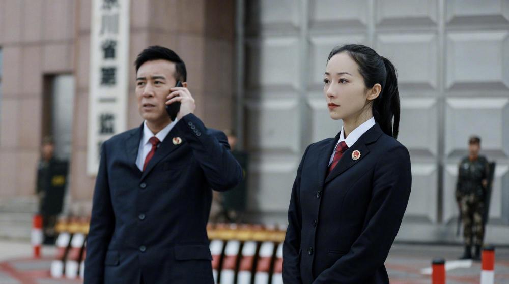 《巡回检察组》热播,韩雪扮演检察官知性成熟,制服帅气干练