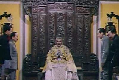 一农民自立为王,还封蒋为威国王,被围剿后妻子仍称自己为皇后