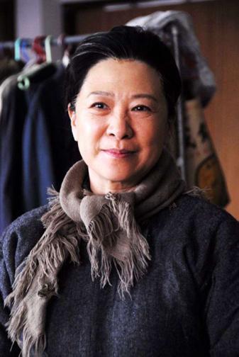 71岁王馥荔罕现身,皮肤不输55岁于文华,老公曾为娶她不顾前途
