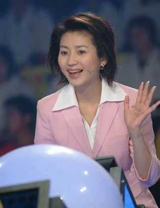 与潘虹离婚后,他又恋上小21岁主持人王小丫,今73岁仍是单身