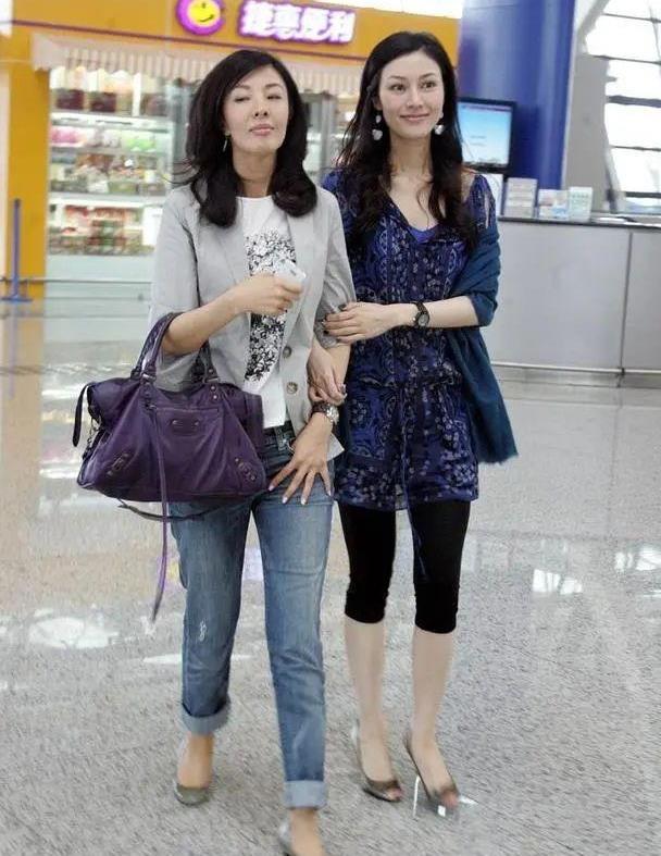 李嘉欣卸完妆好青涩,穿短裙还要配条黑裤,自然美都不用装!