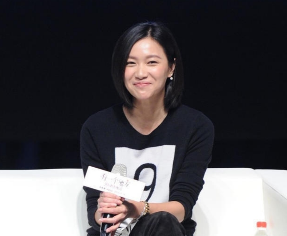 徐静蕾新造型跑偏了,从文艺女神到时尚辣妹,隔着一个发型的距离