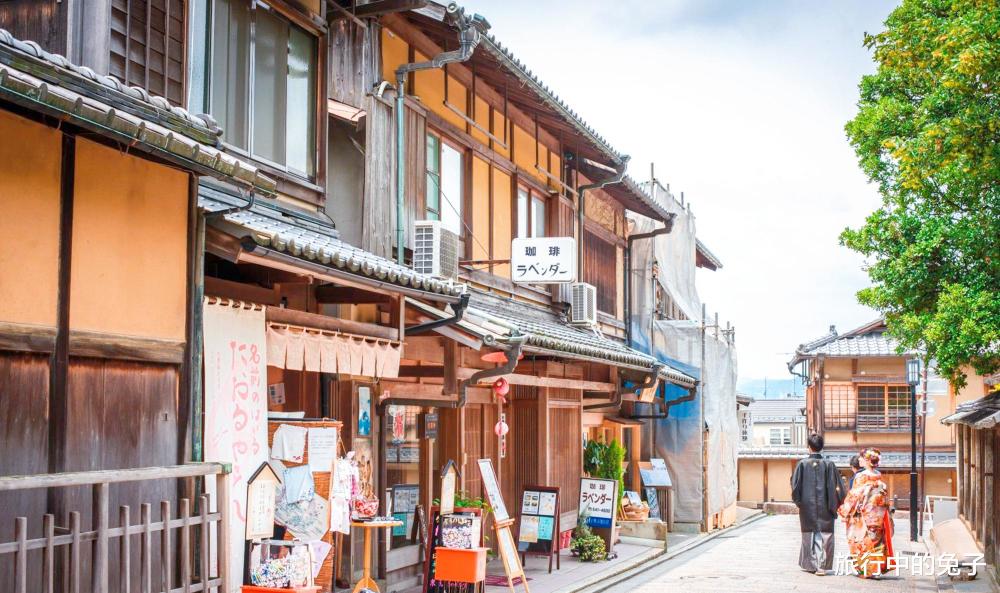 日本大阪街道上的每个建筑物都与各自的招牌相辅相成,而且大部分商店