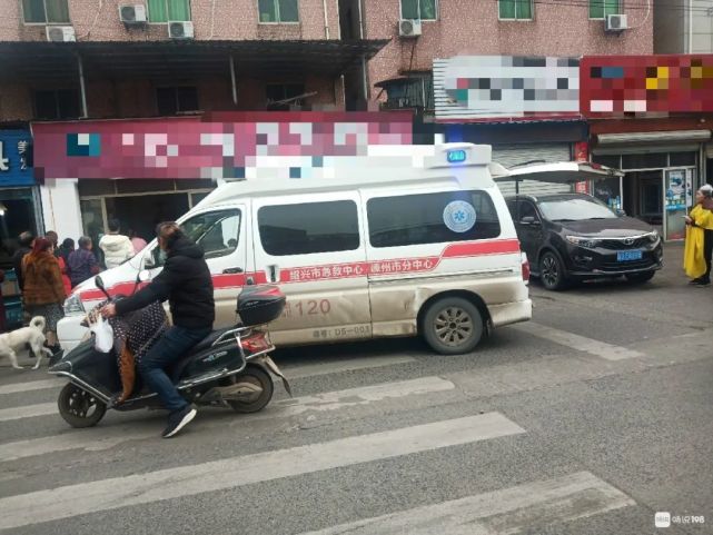 警察都来了莲塘一饭店门口围满人1人被120带走