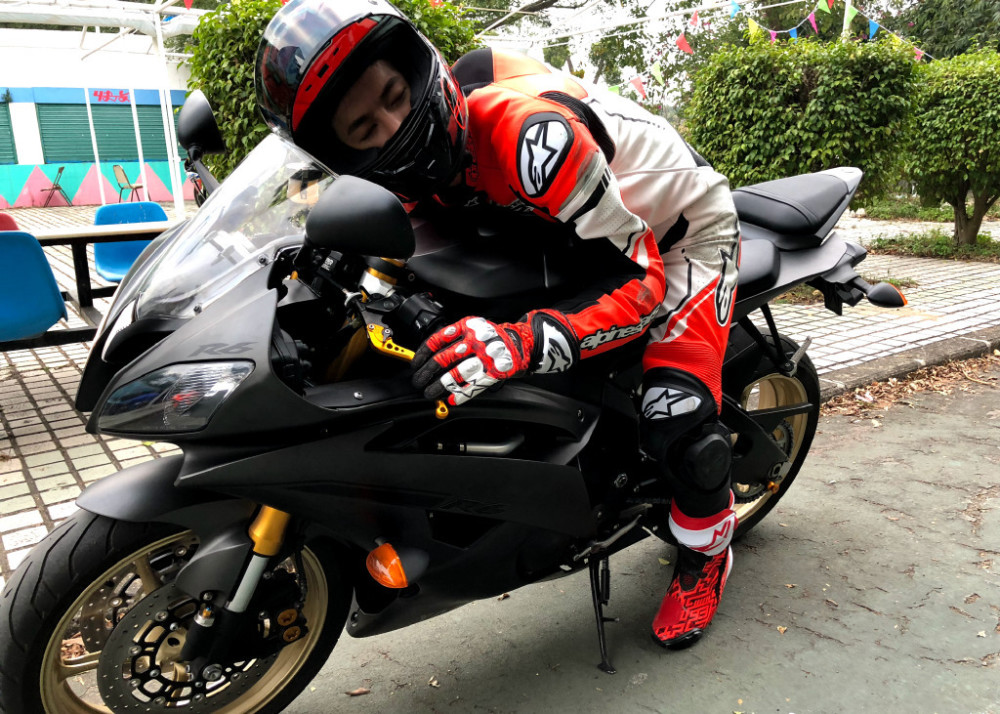 被偏爱的冷面酷盖王一博,唱歌跳舞滑板赛车样样精通的耿直boy