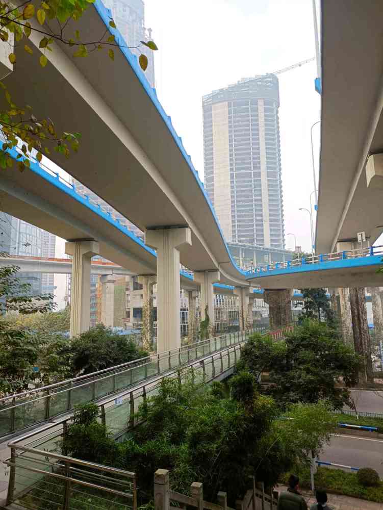再往下走,就到了华村立交桥下面了,也是从化龙桥往大坪走大化步道的