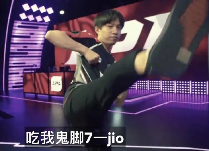 的一个死忠 他总是用一些特殊手段吸引偶像注意力 比如制作偶像表情