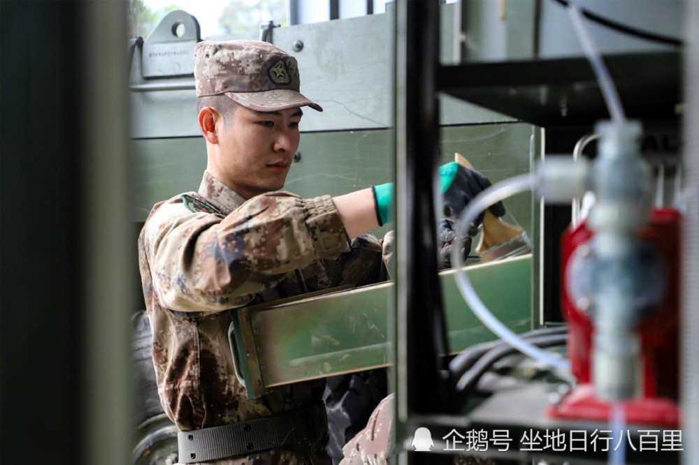 兵哥给战车做spa武器养护大揭秘网友比对女朋友上心