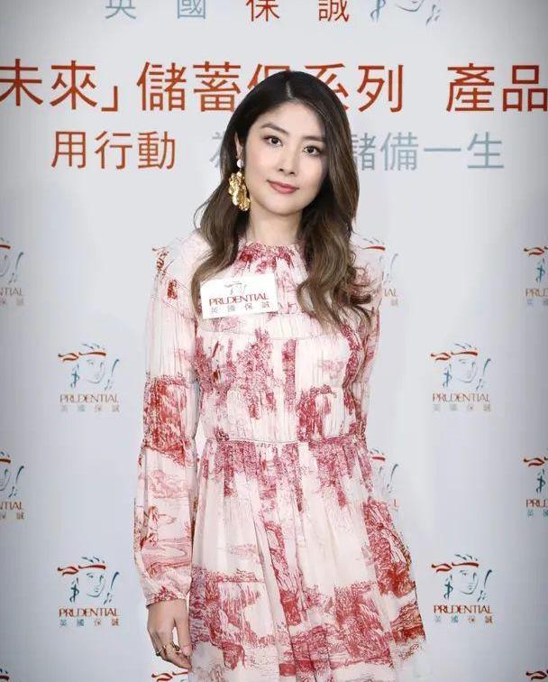 陈慧琳素颜去公园,穿牛仔裤不遮掩胯宽,就算身材发福也漂亮!