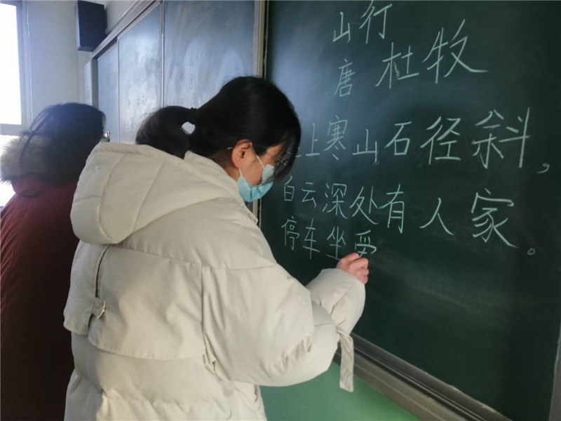 庄浪县阳川中学举办青年教师"三笔字"过关比赛活动