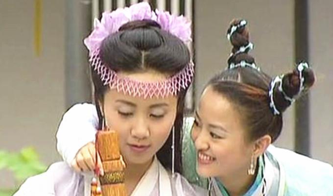 童年神话剧《天地传说之鱼美人》中,她扮演的女配角小蛮,活泼可爱的