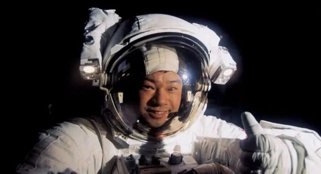 焦立中:华裔太空行走第一人