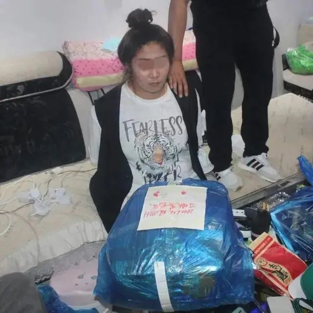 张家口坝上警方破贩毒案,万全一住宅小区内抓获女毒枭