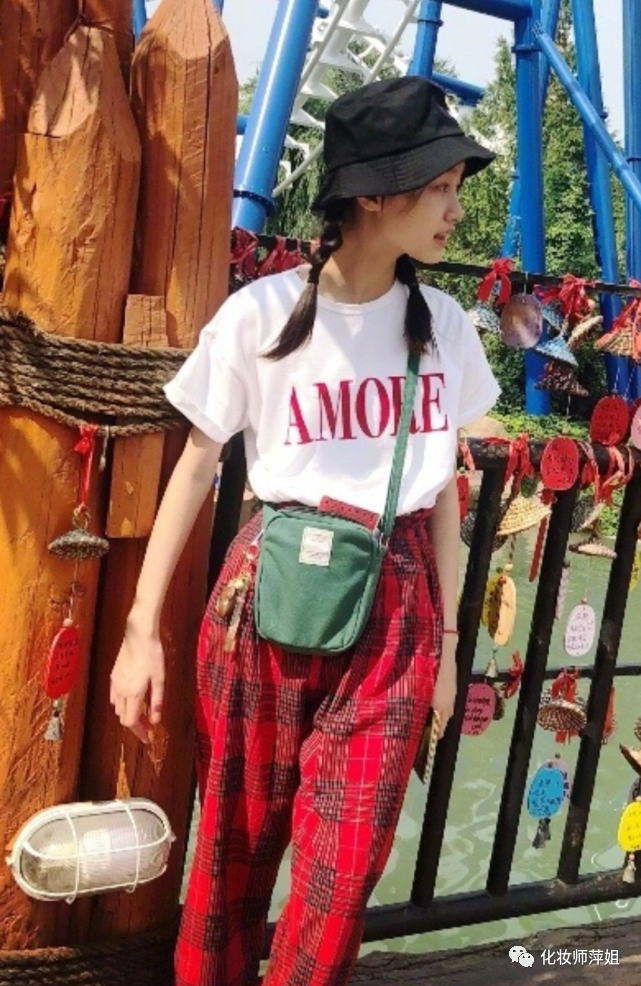 不愧是赵薇"女儿",12岁就敢穿"例假裤"外出,长大可不得了