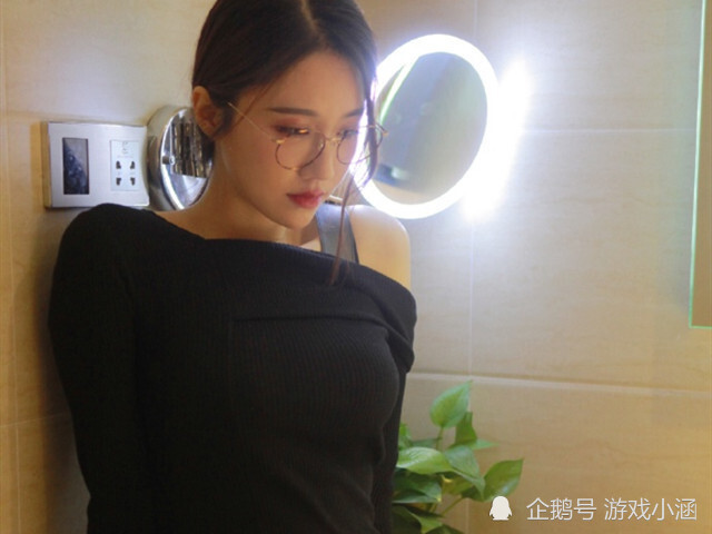 轩子巨2兔扮演老师职业装女神范十足看到1优雅坐姿有点懵
