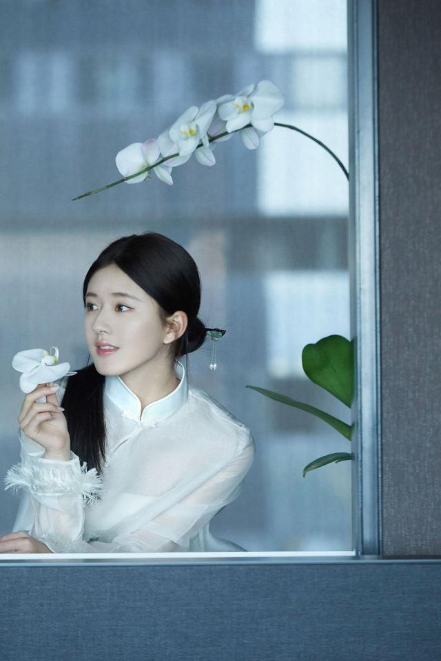 被赵露思惊艳到了,穿旗袍上衣配半裙宛如仙女,美得清丽脱俗
