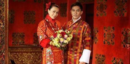 2008年,相恋20年的刘嘉玲和梁朝伟终于走进了婚姻的殿堂,结婚照走的是