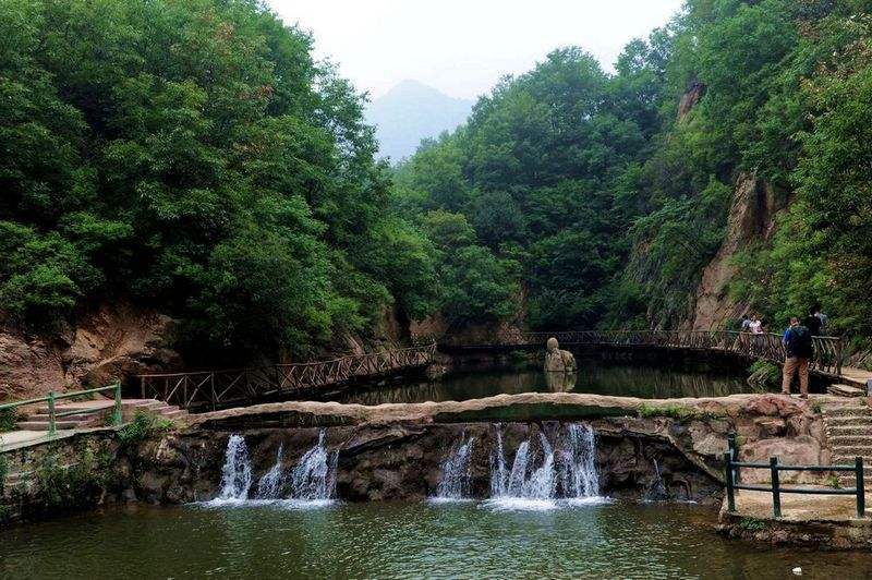 河南平顶山一4a景区,犹如置身袖珍三峡,山谷泉水美不胜收.