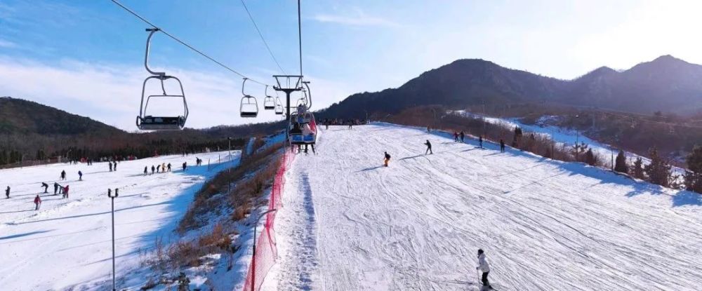 地址:辽宁省大连市甘井子区虹锦路 林海滑雪场 建有初,中,高级七条雪