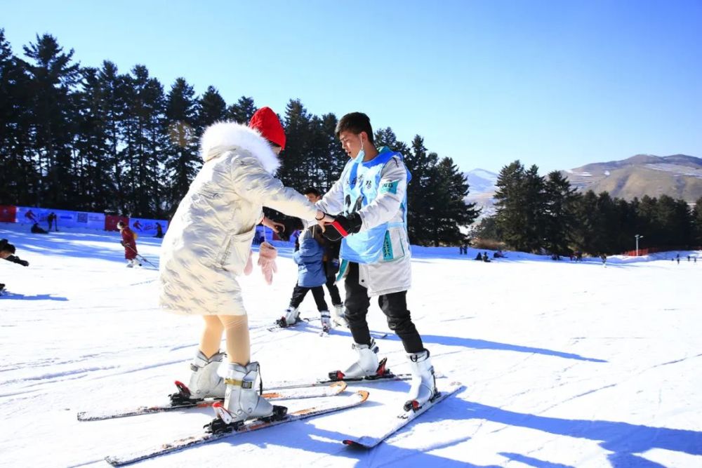 雪上飞碟,雪橇滑行,冰上自行车,冬季户外拓展训练,徒步穿越林海等冰雪