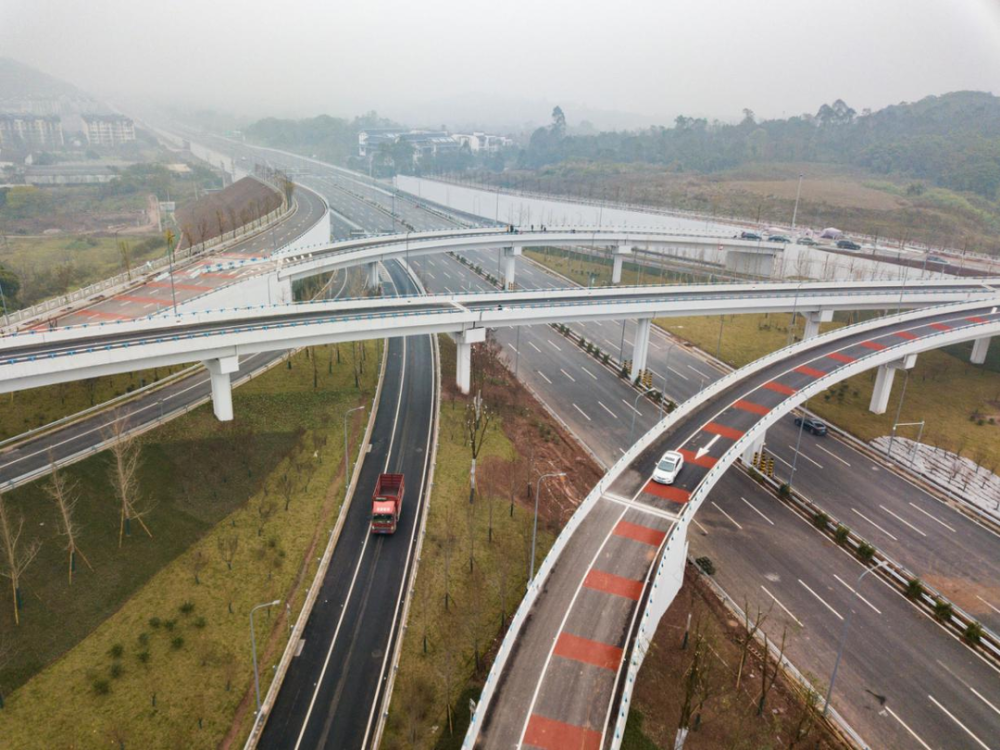 一纵线青龙咀立交至农马立交段正式通车,标志着西部(重庆)科学城交通