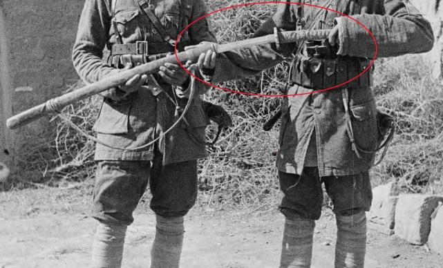 在这张老照片中,两名八路军缴获的到底是什么军刀?