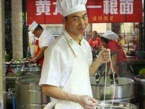 "销魂"拉面哥田波:离开老板干主播,娶女粉开新店却