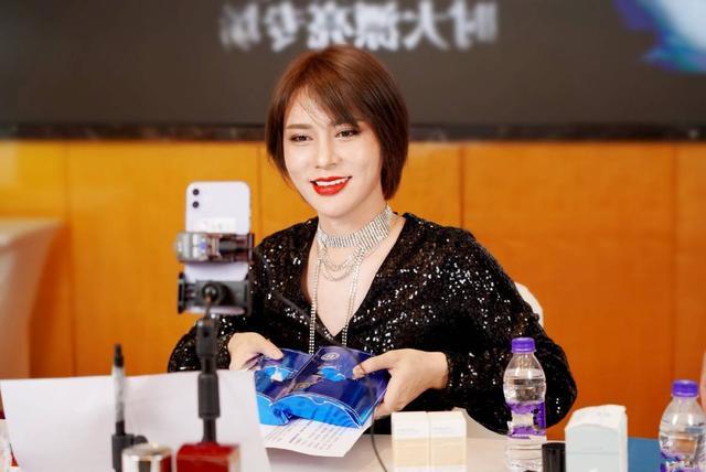 时大漂亮个人资料简介: 中文名:时诗 快手昵称:时大漂亮