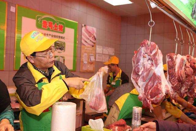 在2000年时,陆步轩租下了一家店面,开起了猪肉摊,开始依靠卖猪肉维持