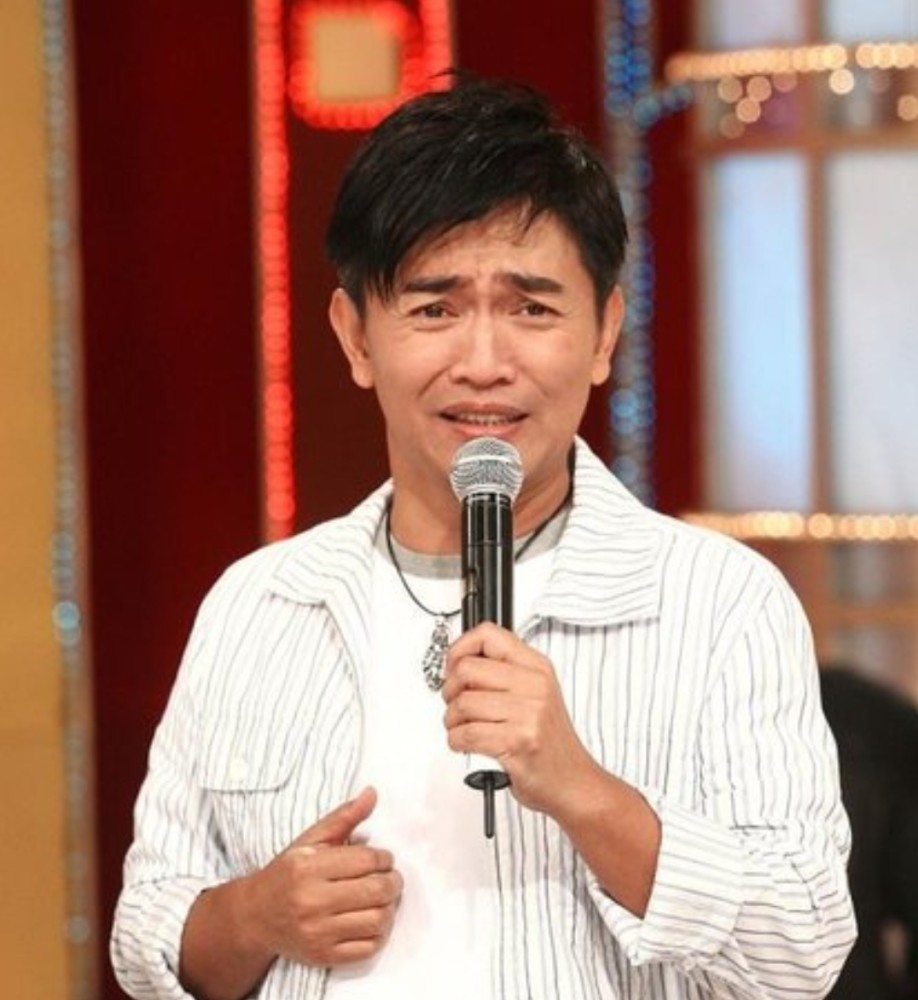 58岁吴宗宪仍在工作,忙捞金嘴唇苍白无血色,皱纹明显老态毕现
