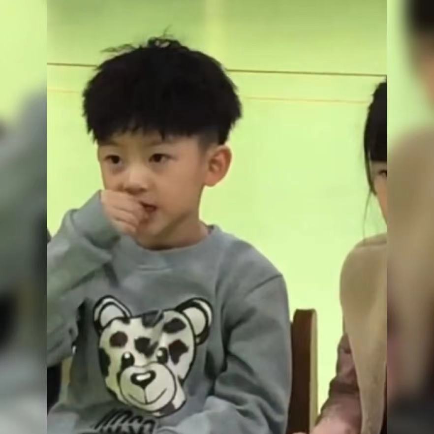 幼儿园小男孩打扮酷炫,满头锡纸烫太帅获高赞,网友:也