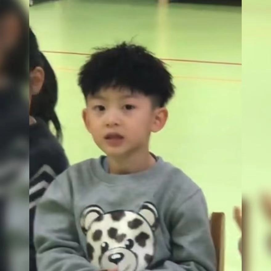 幼儿园小男孩打扮酷炫,满头锡纸烫太帅获高赞,网友:也