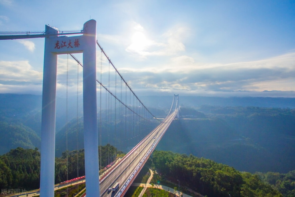 2002年建成的时候叫做元江大桥,后改名红河大桥.
