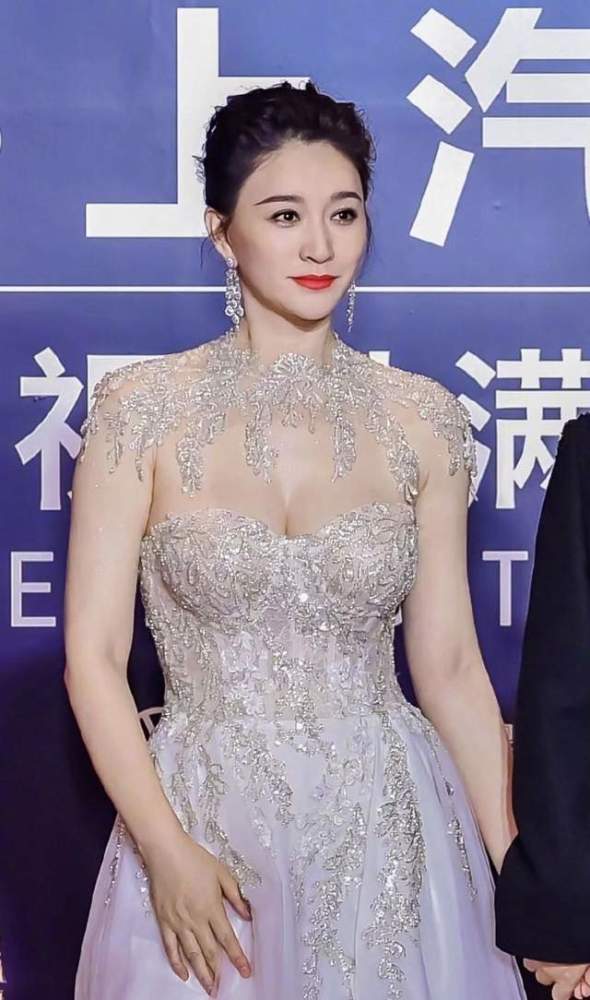 李小冉秀身材丰乳肥臀令人羡慕气质不输20岁偶像