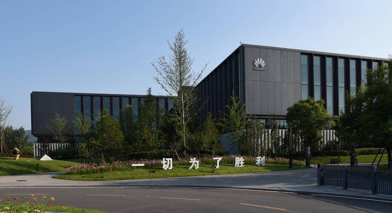 坐落于北京西北远郊的华为研究所,是荣耀机型的主要研发基地.