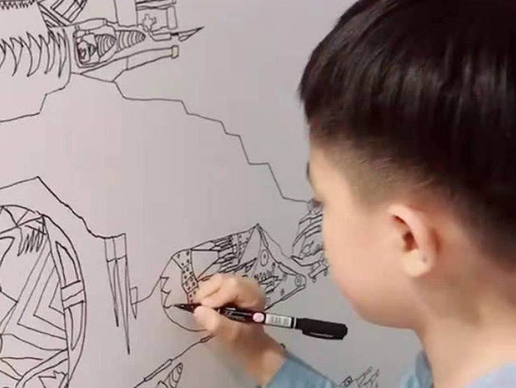 儿子在墙上乱涂乱画,两位妈妈处理方式对比鲜明,你会如何选择?
