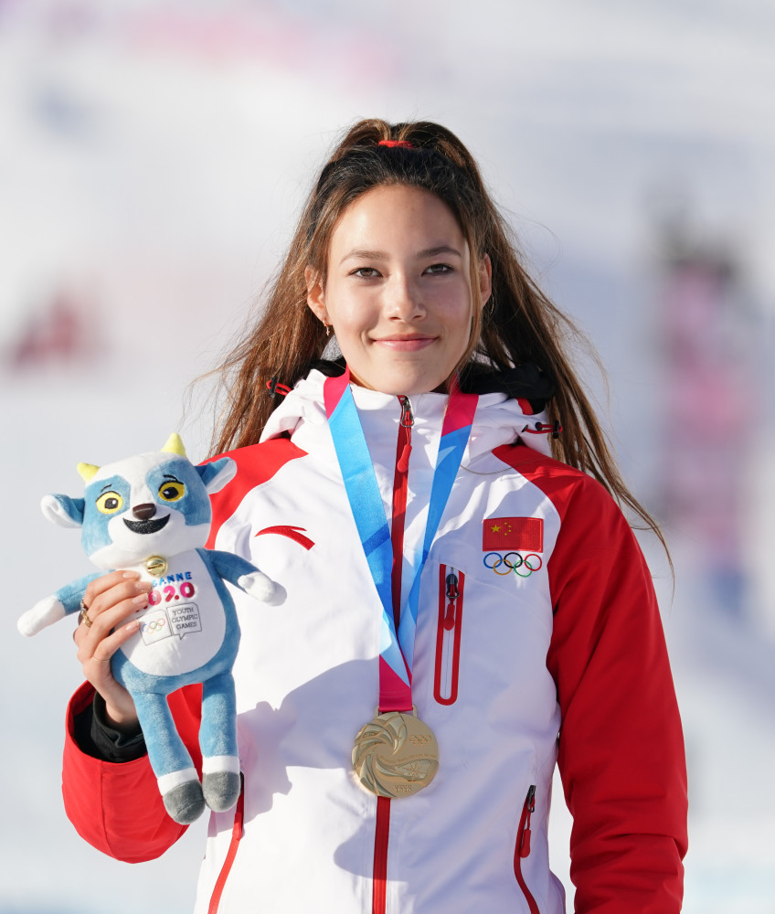 这是2020年1月22日,谷爱凌在第三届冬青奥会自由式滑雪女子大跳台颁奖