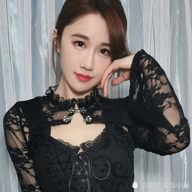 轩子巨2兔太"名媛",蕾丝着装女神范十足,对比旗袍装,网友愣了