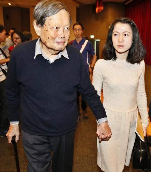 相差54岁的爷孙恋,28岁的翁帆嫁给82岁杨振宁:我们是真爱