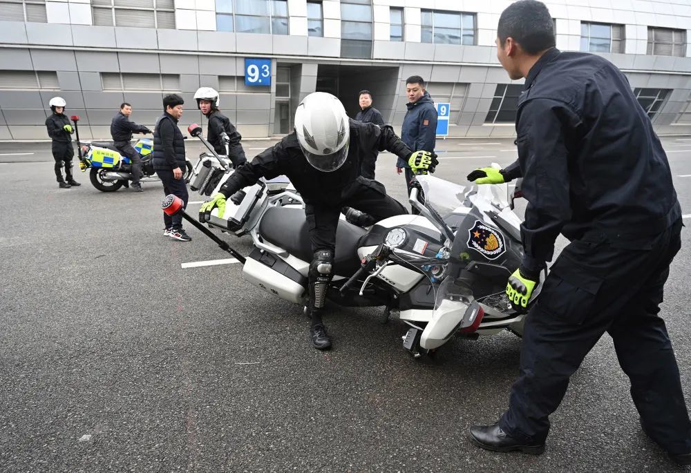 训练时,姑娘们稍微不慎就连车带人摔倒这是队员蔡璟烨在车辆摔倒的一