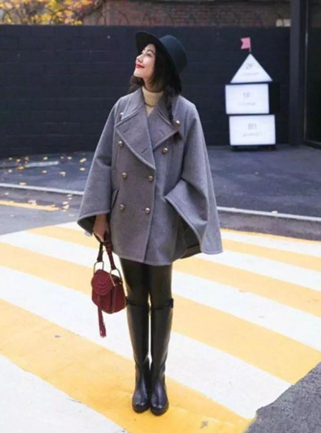真正会穿的女生,冬天穿大衣都选"斗篷"款,时髦洋气又显瘦