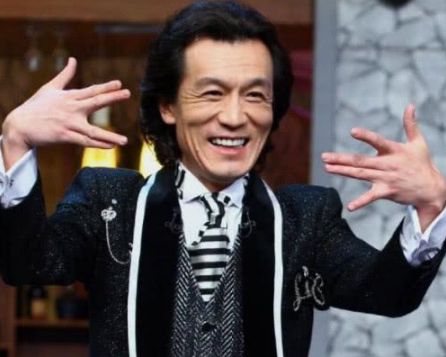哈文晒李咏生前最后一张照图片放大后却看哭众人手势让人心疼