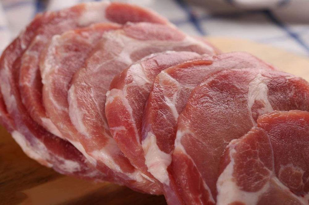 一般母猪肉的皮糙且肉厚,它的肉纤维粗,横切面颗粒大,尤其是骨骼硬而
