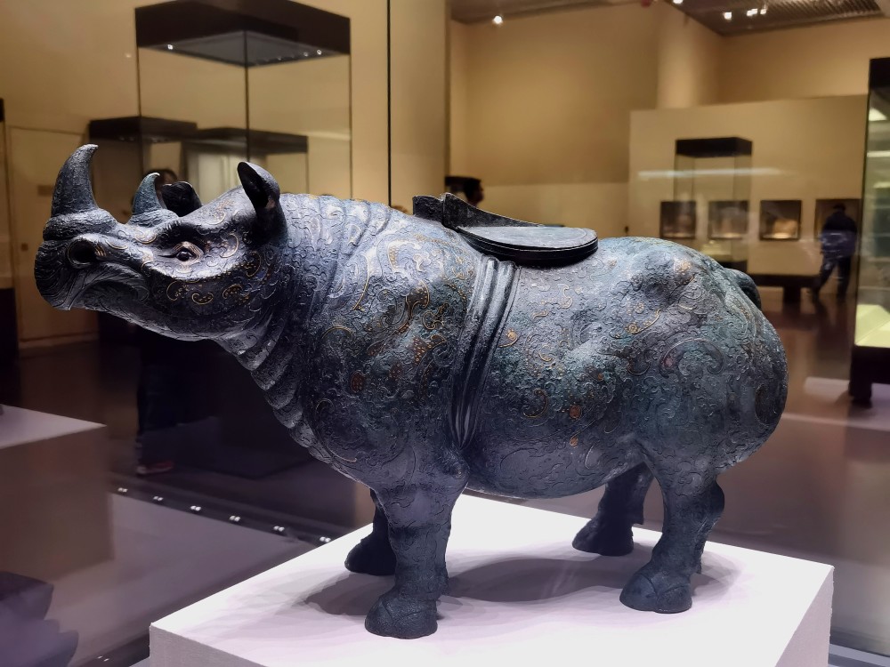 看见文物｜古代工艺品实用与美观有机结合——西汉错金银云纹青铜犀尊