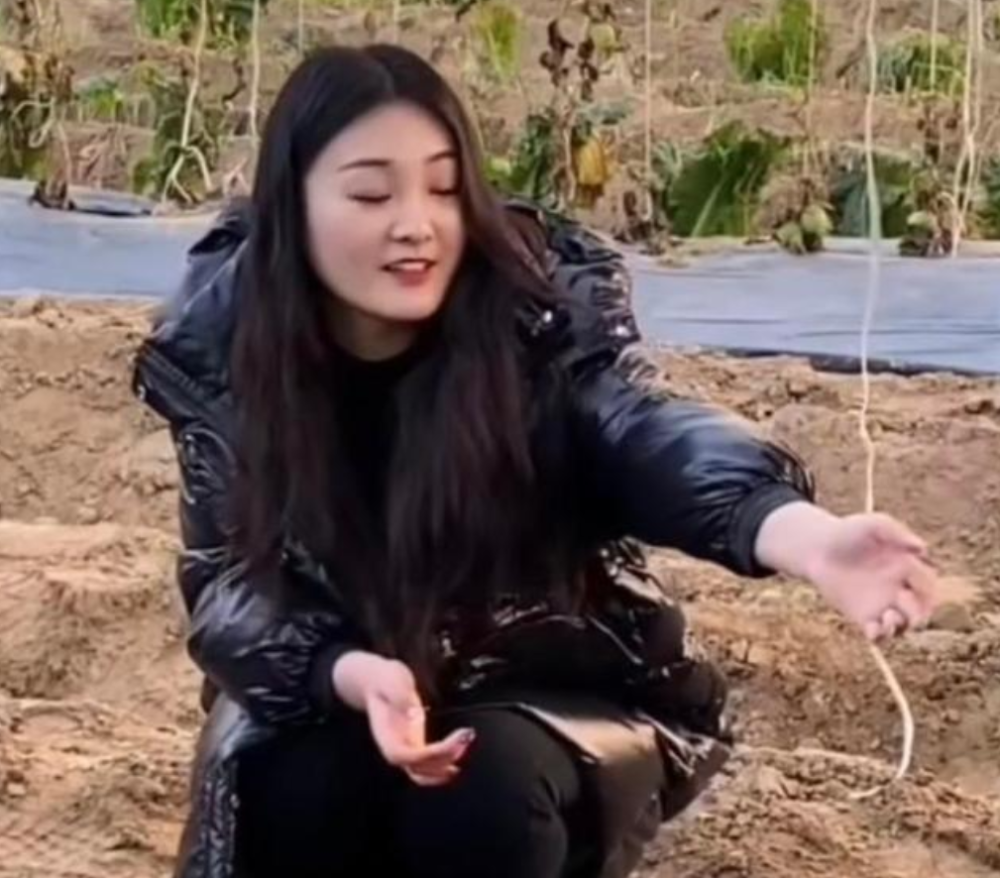 大衣哥儿媳下地种葱被指作秀手上大钻戒太扎眼步了公公的后尘