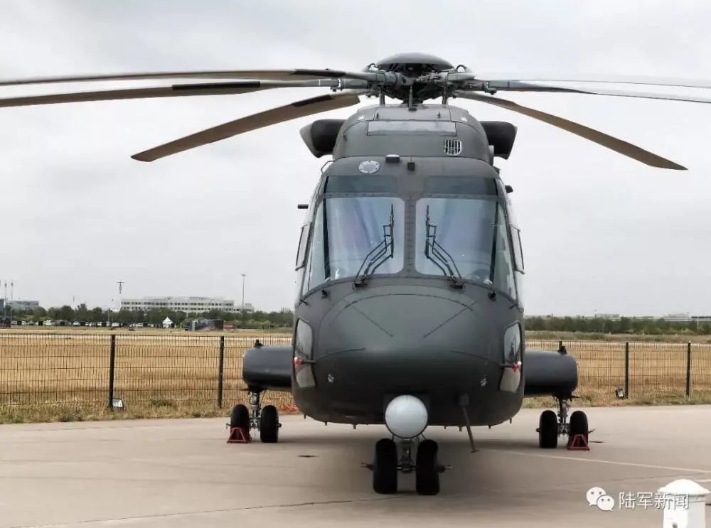 eh-101直升机,旋翼自身很直,不会被重力压弯.
