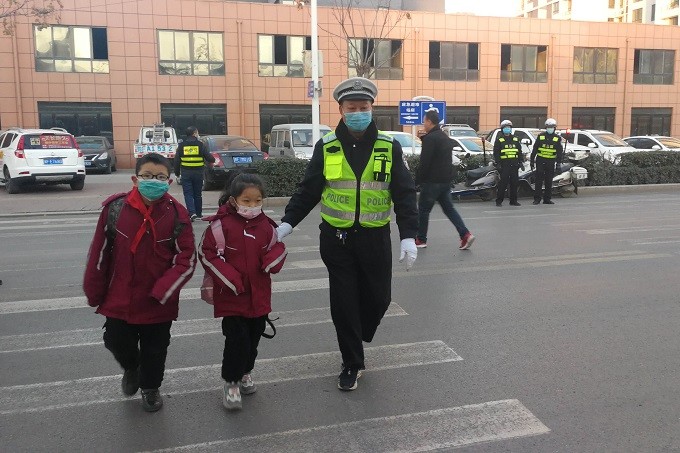 从"警察叔叔"到"警察爷爷" 他送学生过马路23年不间断