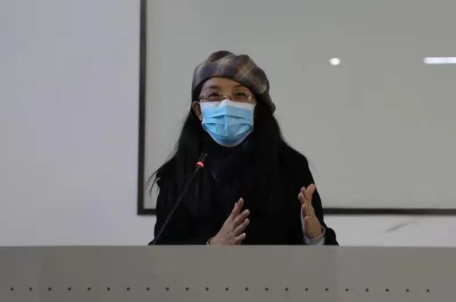 讲座中,郝蕴老师分享了自己的人生经历,从一位电视台的主播到斩获"